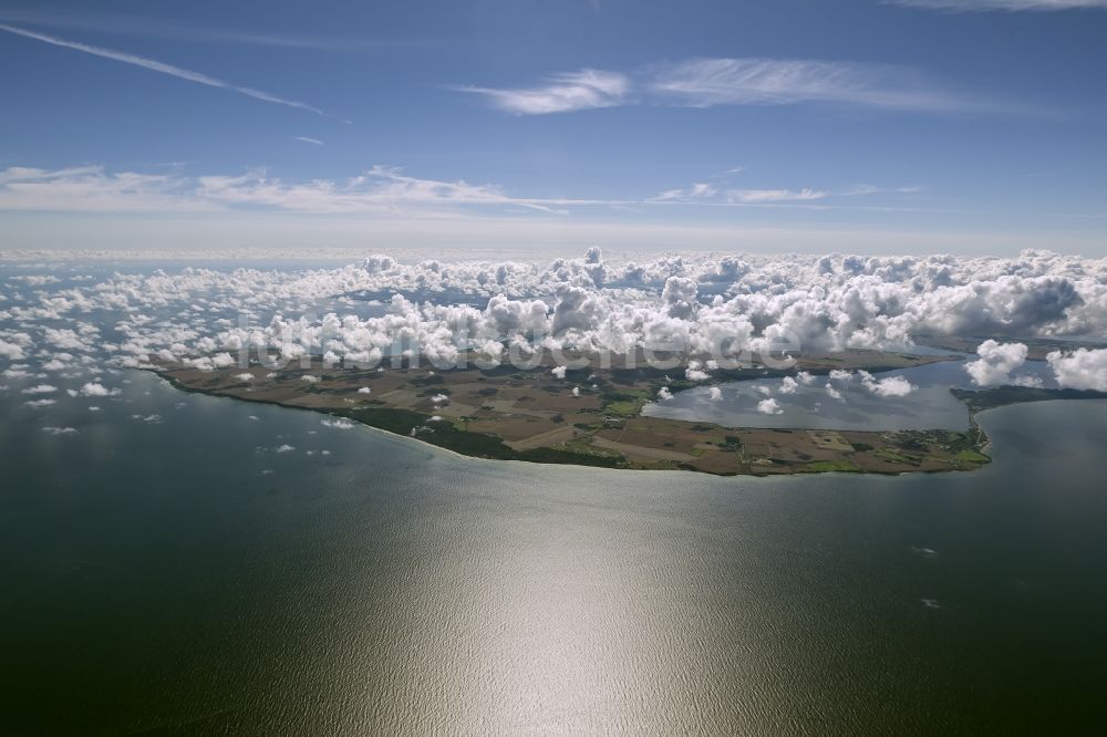 Dranske von oben - Landschaft der Ostseeküste zwischen Dranske und Wittow auf der Insel Rügen im Bundesland Mecklenburg-Vorpommern