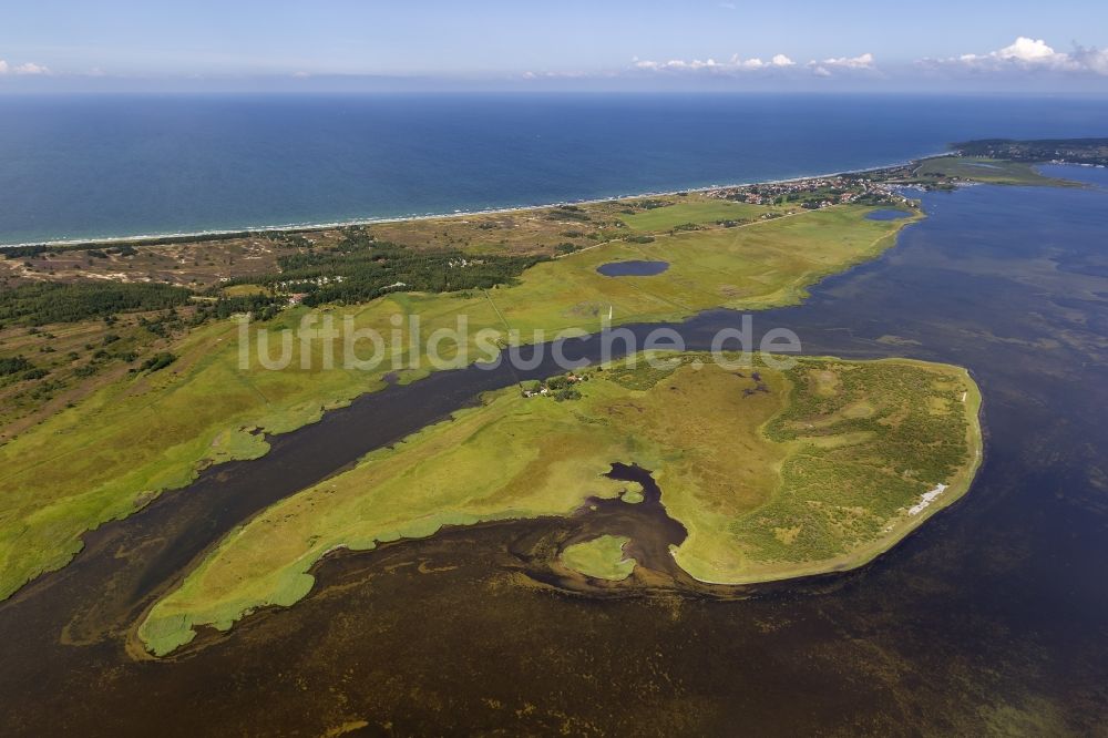 Luftaufnahme Neuendorf auf Hiddensee - Landschaft der Ostseeküste zwischen der Fährinsel Bäk und der Insel Hiddensee bei Neuendorf im Bundesland Mecklenburg-Vorpommern