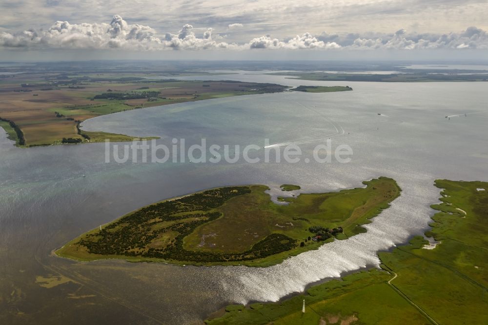 Neuendorf auf Hiddensee von oben - Landschaft der Ostseeküste zwischen der Fährinsel Bäk und der Insel Hiddensee bei Neuendorf im Bundesland Mecklenburg-Vorpommern