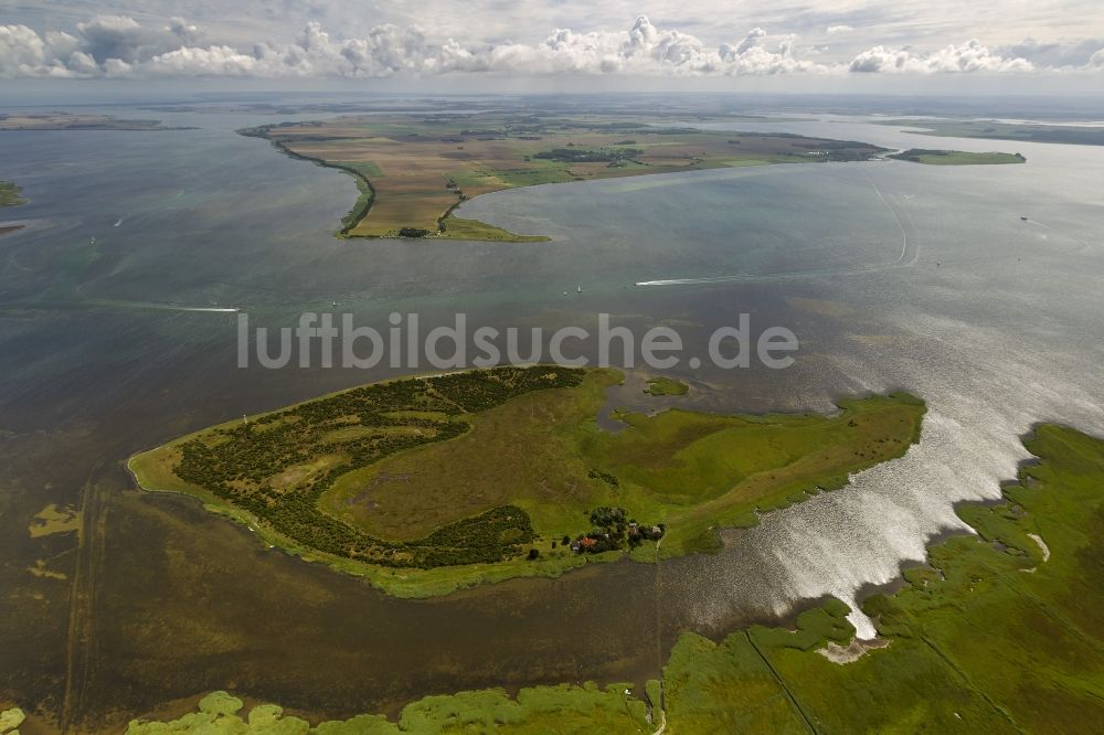 Neuendorf auf Hiddensee aus der Vogelperspektive: Landschaft der Ostseeküste zwischen der Fährinsel Bäk und der Insel Hiddensee bei Neuendorf im Bundesland Mecklenburg-Vorpommern