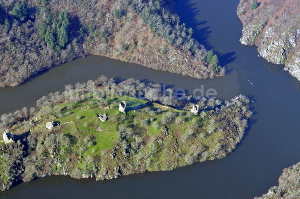 Crozant von oben - Landschaft der Ruinen von Crozant am Ufer des Flußes La Creuse in der Provinz Dun-le-Palestel in Frankreich