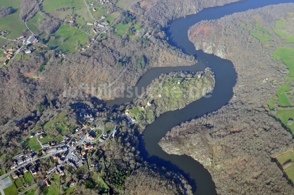 Crozant aus der Vogelperspektive: Landschaft der Ruinen von Crozant am Ufer des Flußes La Creuse in der Provinz Dun-le-Palestel in Frankreich