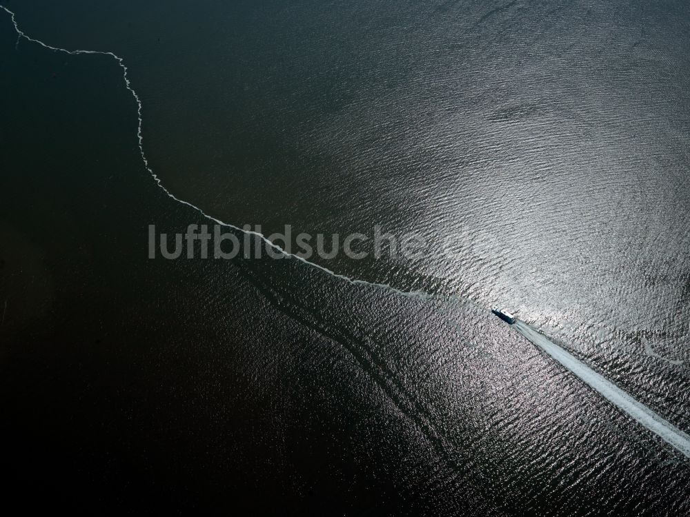 Emden von oben - Landschaft mit Schiffsverkehr auf der Ems bei Emden im Bundesland Niedersachsen