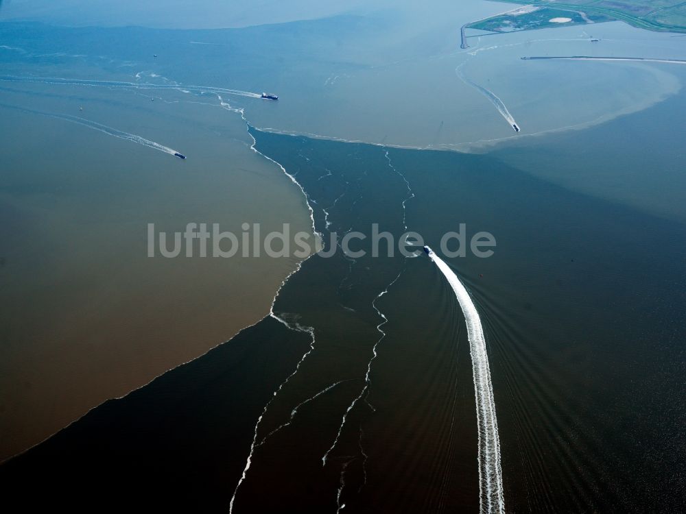 Emden aus der Vogelperspektive: Landschaft mit Schiffsverkehr auf der Ems bei Emden im Bundesland Niedersachsen