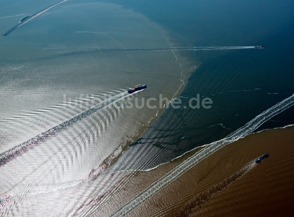 Luftbild Emden - Landschaft mit Schiffsverkehr auf der Ems bei Emden im Bundesland Niedersachsen