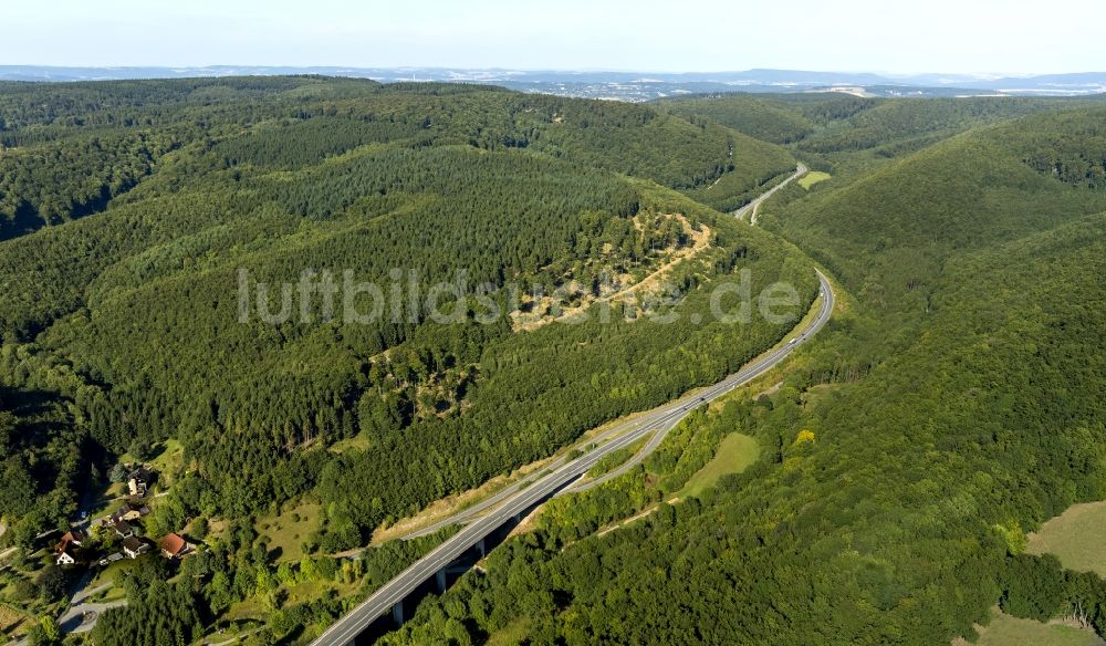 Horn-Bad Meinberg aus der Vogelperspektive: Landschaft des Schlänger Bach als Zufluß zur Lippe im Teutoburger Wald im Eggegebirge in Ostwestfalen im Bundesland Nordrhein-Westfalen