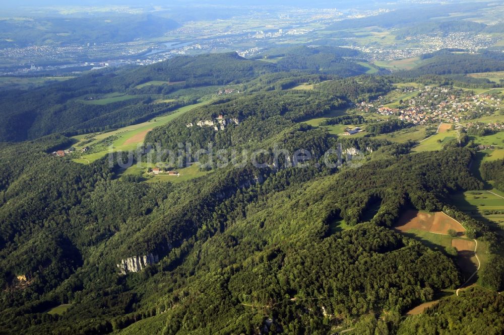 Gempen von oben - Landschaft im Schweizer Jura bei Gempen in der Schweiz