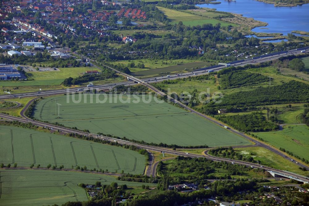 Magdeburg von oben - Landschaft, Seen und Straßenverläufe im Norden von Magdeburg im Bundesland Sachsen-Anhalt