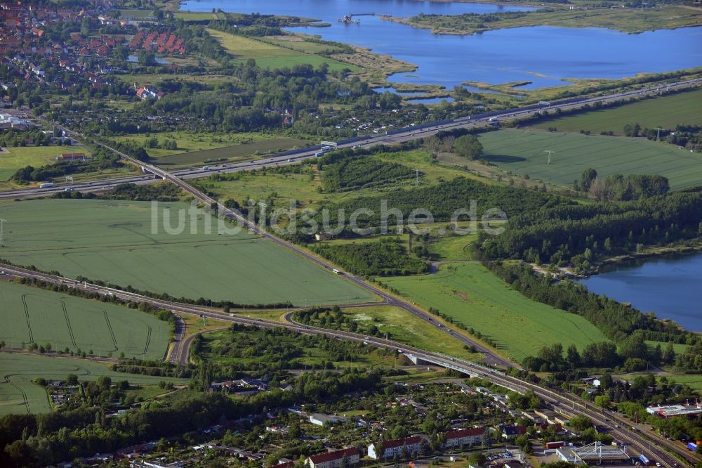 Magdeburg aus der Vogelperspektive: Landschaft, Seen und Straßenverläufe im Norden von Magdeburg im Bundesland Sachsen-Anhalt