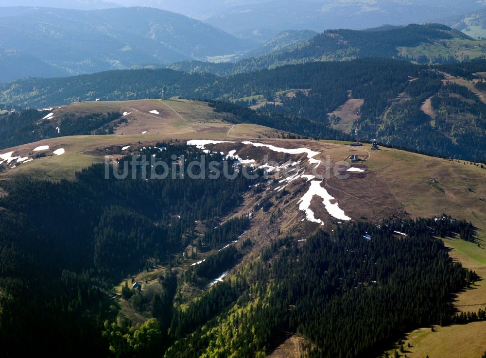 Luftaufnahme Falkau - Landschaft vom Skigebiet und Wintersportzentrum Feldberg im Schwarzwald bei Falkau im Bundesland Baden-Württemberg