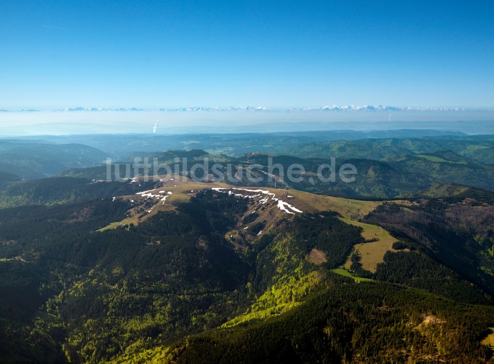 Falkau von oben - Landschaft vom Skigebiet und Wintersportzentrum Feldberg im Schwarzwald bei Falkau im Bundesland Baden-Württemberg