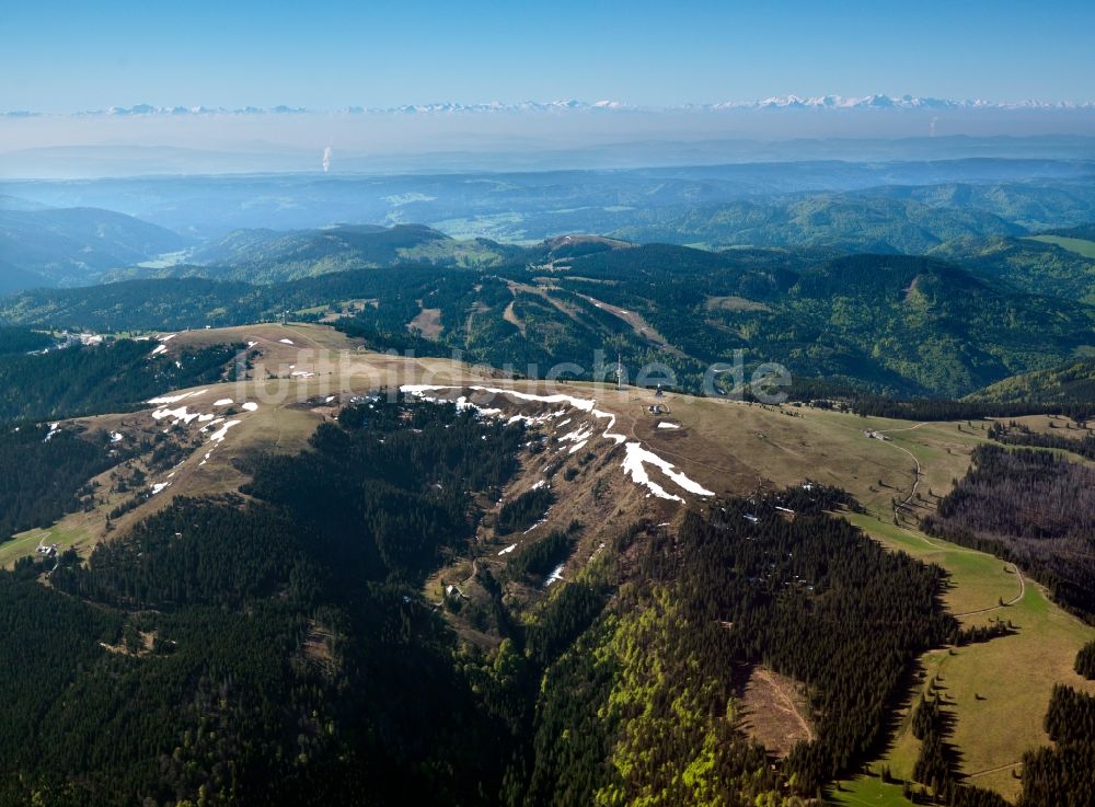 Falkau aus der Vogelperspektive: Landschaft vom Skigebiet und Wintersportzentrum Feldberg im Schwarzwald bei Falkau im Bundesland Baden-Württemberg