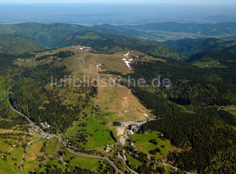 Falkau von oben - Landschaft vom Skigebiet und Wintersportzentrum Feldberg im Schwarzwald bei Falkau im Bundesland Baden-Württemberg