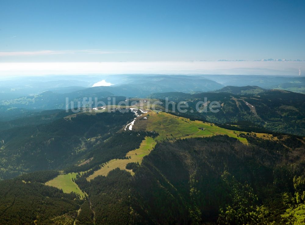 Falkau aus der Vogelperspektive: Landschaft vom Skigebiet und Wintersportzentrum Feldberg im Schwarzwald bei Falkau im Bundesland Baden-Württemberg