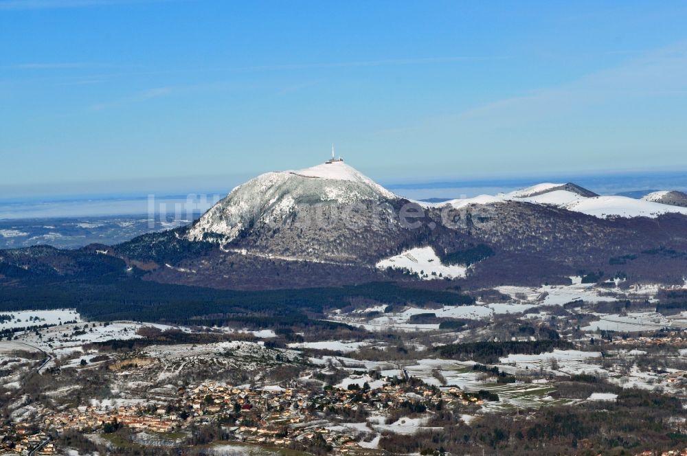 Fontanas aus der Vogelperspektive: Landschaft des Stadtgebietes Fontanas am Fuße des Vulkan Berg Puy-de-Dome mit Sende- Antenne und dem Temple de Mercure in der Provinz Auvergne in Frankreich