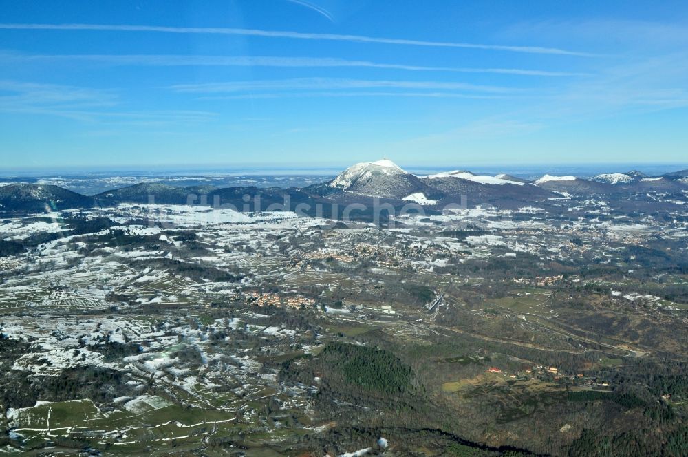 Luftbild Fontanas - Landschaft des Stadtgebietes Fontanas am Fuße des Vulkan Berg Puy-de-Dome mit Sende- Antenne und dem Temple de Mercure in der Provinz Auvergne in Frankreich