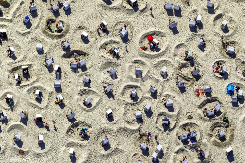 Wangerooge aus der Vogelperspektive: Landschaft von Strandburgen der Besucher auf der Insel Wangerooge im Bundesland Niedersachsen