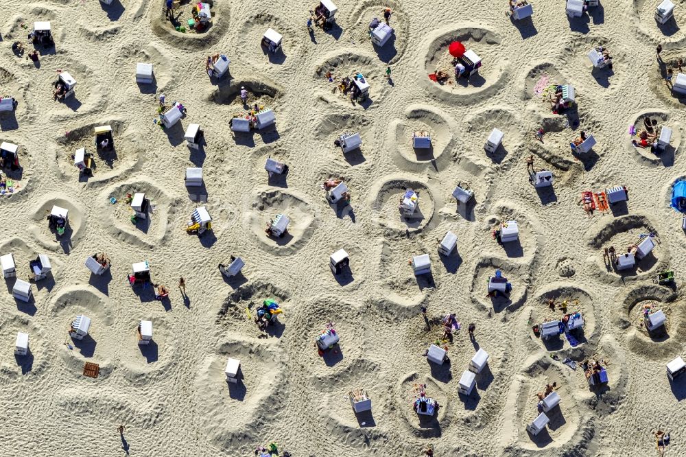 Luftbild Wangerooge - Landschaft von Strandburgen der Besucher auf der Insel Wangerooge im Bundesland Niedersachsen