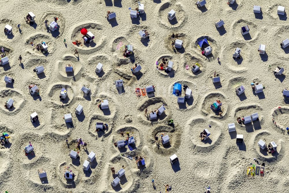 Luftaufnahme Wangerooge - Landschaft von Strandburgen der Besucher auf der Insel Wangerooge im Bundesland Niedersachsen