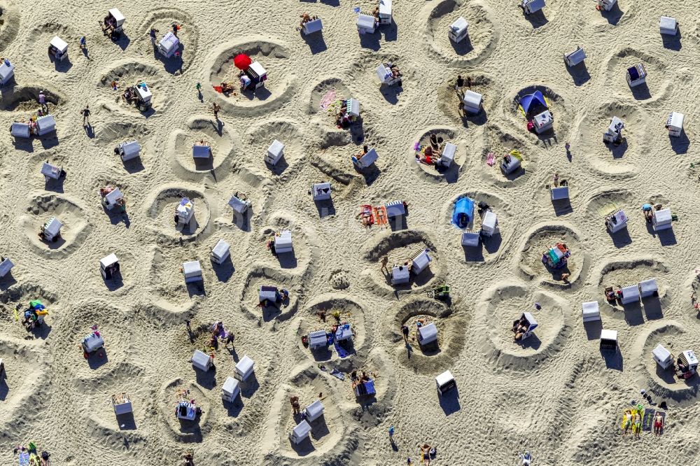 Wangerooge von oben - Landschaft von Strandburgen der Besucher auf der Insel Wangerooge im Bundesland Niedersachsen