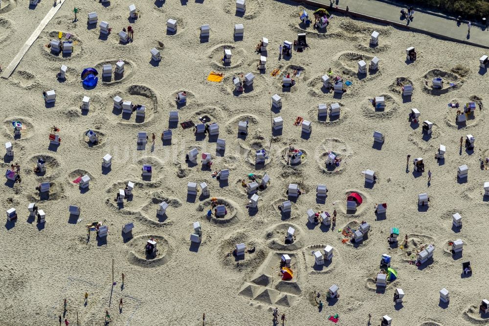 Wangerooge aus der Vogelperspektive: Landschaft von Strandburgen der Besucher auf der Insel Wangerooge im Bundesland Niedersachsen