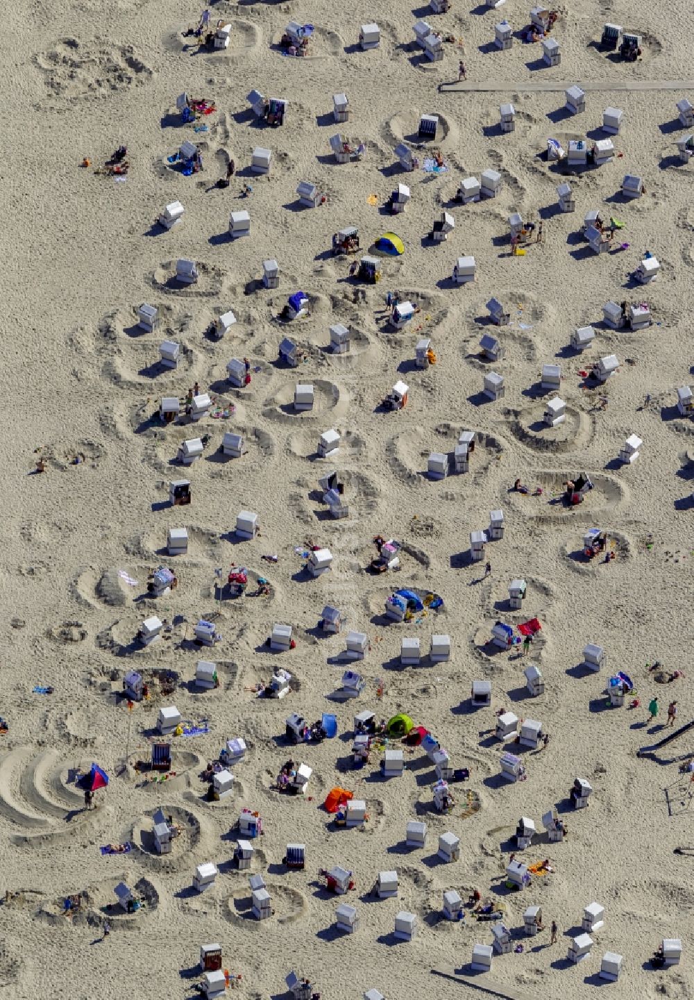 Luftbild Wangerooge - Landschaft von Strandburgen der Besucher auf der Insel Wangerooge im Bundesland Niedersachsen