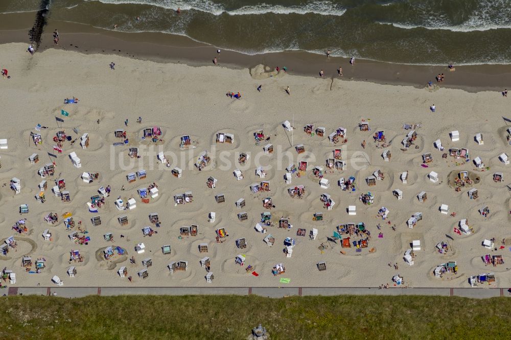 Luftbild Wangerooge - Landschaft von Strandburgen der Besucher auf der Insel Wangerooge im Bundesland Niedersachsen