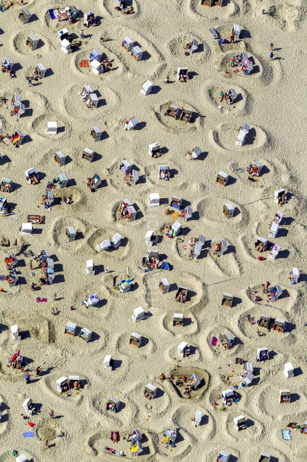 Luftaufnahme Wangerooge - Landschaft von Strandburgen der Besucher auf der Insel Wangerooge im Bundesland Niedersachsen