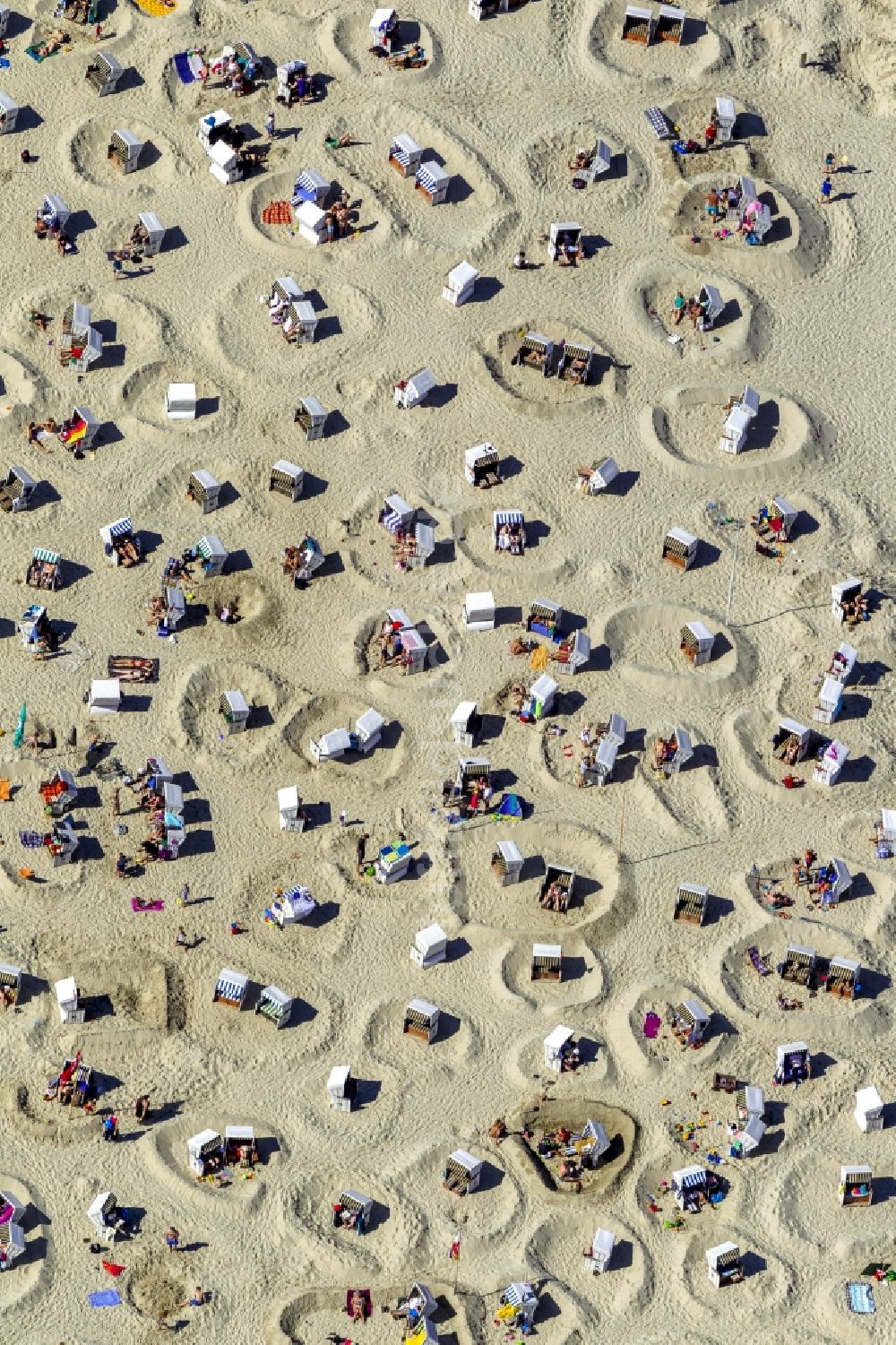 Wangerooge von oben - Landschaft von Strandburgen der Besucher auf der Insel Wangerooge im Bundesland Niedersachsen