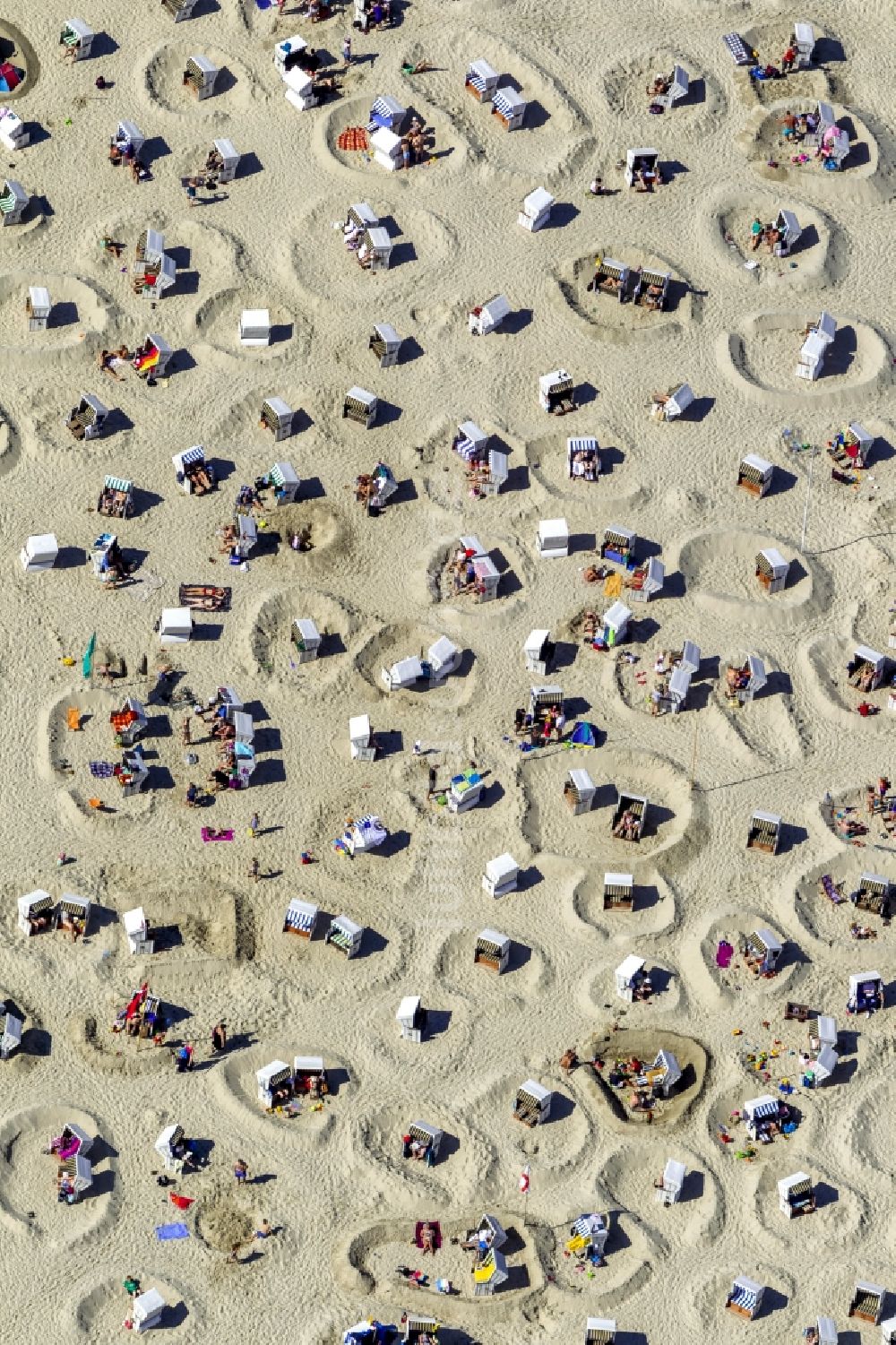 Wangerooge aus der Vogelperspektive: Landschaft von Strandburgen der Besucher auf der Insel Wangerooge im Bundesland Niedersachsen