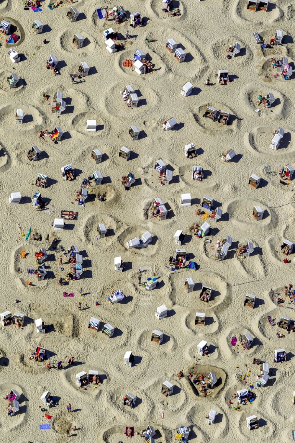 Luftbild Wangerooge - Landschaft von Strandburgen der Besucher auf der Insel Wangerooge im Bundesland Niedersachsen