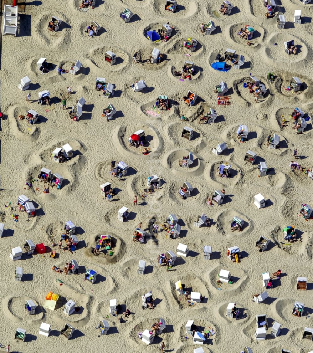 Luftaufnahme Wangerooge - Landschaft von Strandburgen der Besucher auf der Insel Wangerooge im Bundesland Niedersachsen