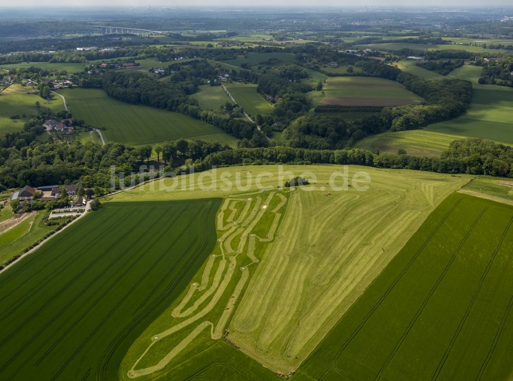 Luftbild Essen - Landschaft am Swin- Golfplatz Rutherhof im Ruthertal des Stadtteil Kettwig in Essen im Bundesland Nordrhein-Westfalen