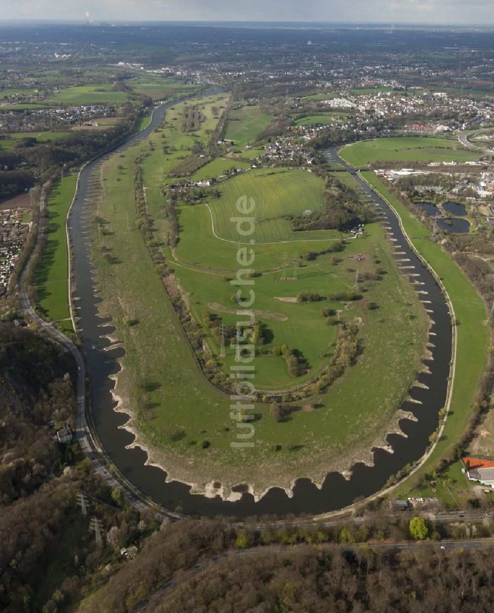 Hattingen von oben - Landschaft am Ufer der Ruhrschleife an der Nierenhofer Strasse in Hattingen in Nordrhein-Westfalen