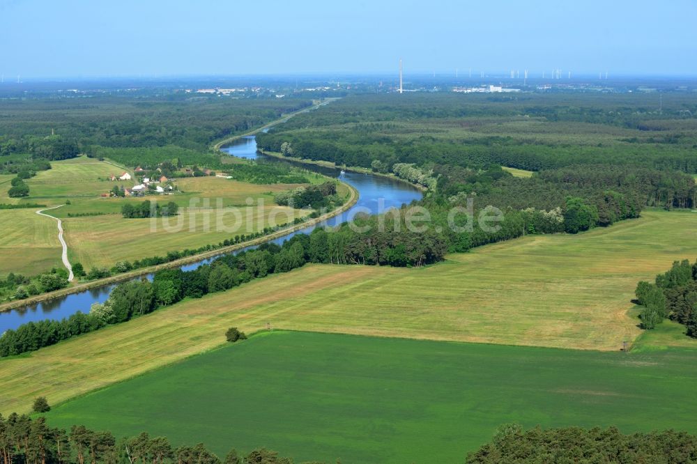 Luftaufnahme Genthin - Landschaft am Ufer und Verlauf des Elbe-Havel-Kanals in Genthin im Bundesland Sachsen-Anhalt