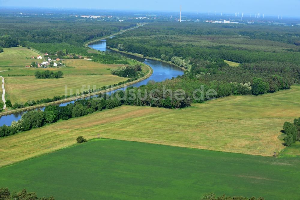 Genthin von oben - Landschaft am Ufer und Verlauf des Elbe-Havel-Kanals in Genthin im Bundesland Sachsen-Anhalt