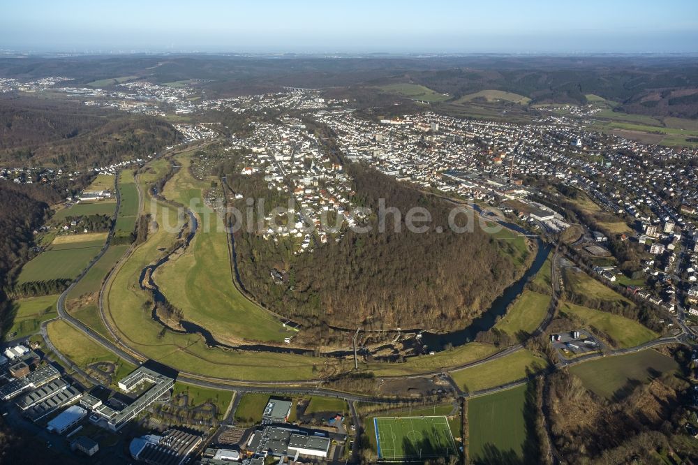 Luftbild Arnsberg - Landschaft der Uferbereiche der Ruhrschleife von Arnsberg im Bundesland Nordrhein-Westfalen NRW