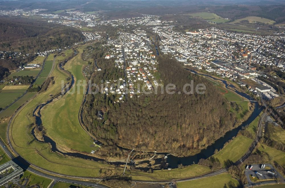 Luftaufnahme Arnsberg - Landschaft der Uferbereiche der Ruhrschleife von Arnsberg im Bundesland Nordrhein-Westfalen NRW