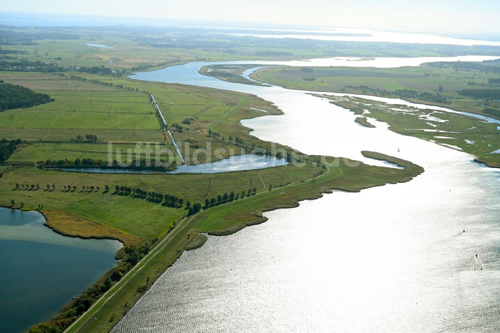 Kröslin aus der Vogelperspektive: Landschaft an den Uferbereichen des Peenestrom Flussverlaufes im Ortsteil in Kröslin im Bundesland Mecklenburg-Vorpommern