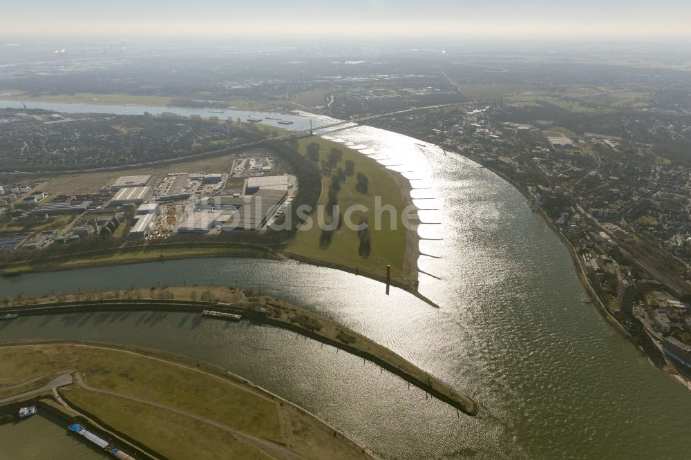 Duisburg von oben - Landschaft des Uferbereiches mit dem Verlauf des Rheins an der Rheinaue, der Ruhrmündung im Norden von Duisburg im Ruhrgebiet im Bundesland Nordrhein-Westfalen