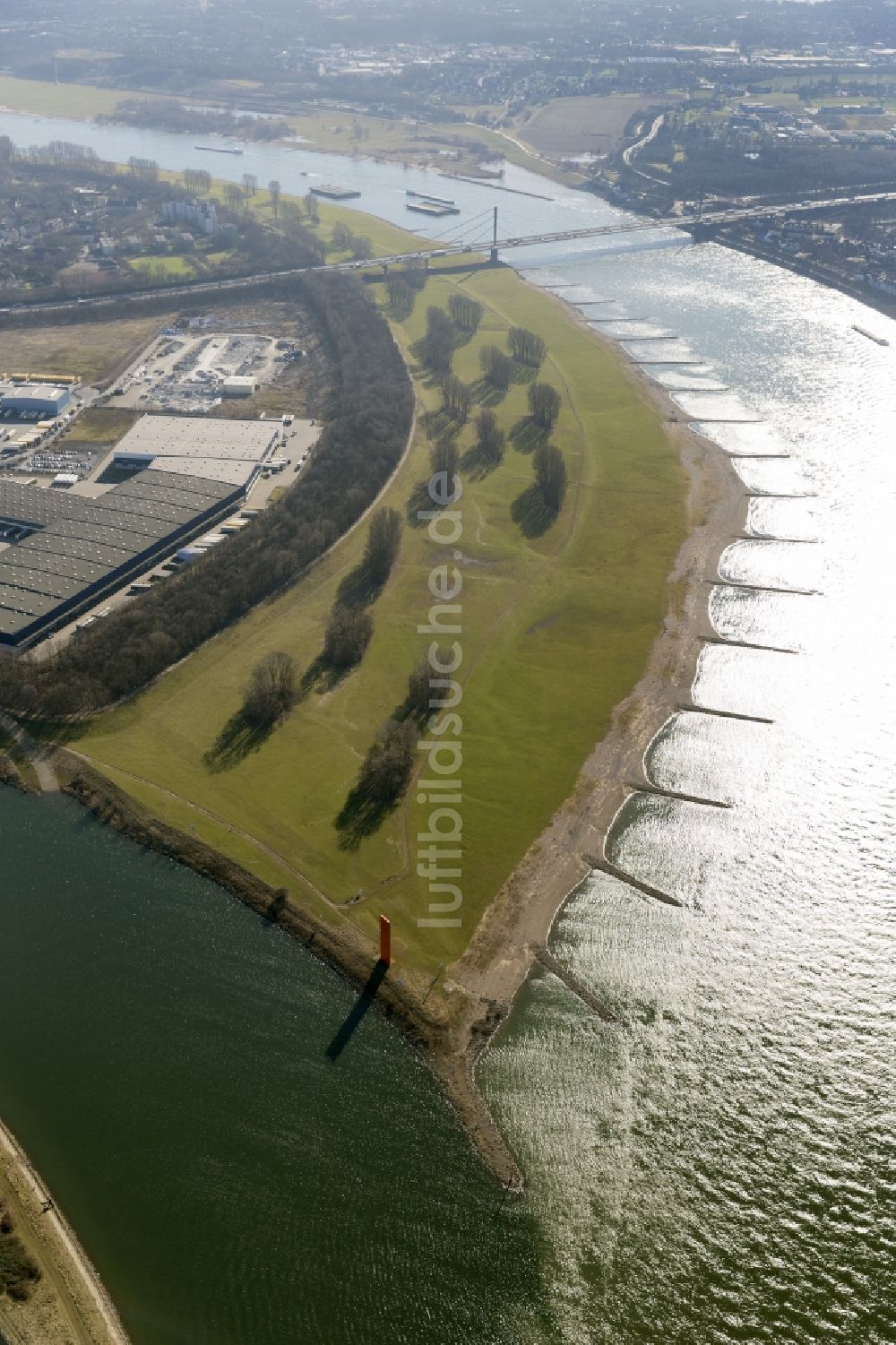 Duisburg aus der Vogelperspektive: Landschaft des Uferbereiches mit dem Verlauf des Rheins an der Rheinaue, der Ruhrmündung im Norden von Duisburg im Ruhrgebiet im Bundesland Nordrhein-Westfalen