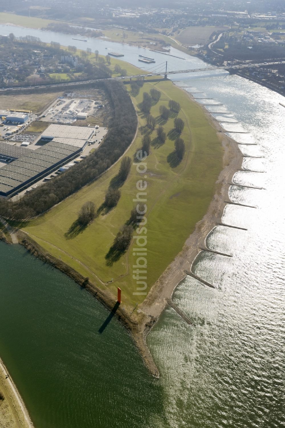 Luftbild Duisburg - Landschaft des Uferbereiches mit dem Verlauf des Rheins an der Rheinaue, der Ruhrmündung im Norden von Duisburg im Ruhrgebiet im Bundesland Nordrhein-Westfalen