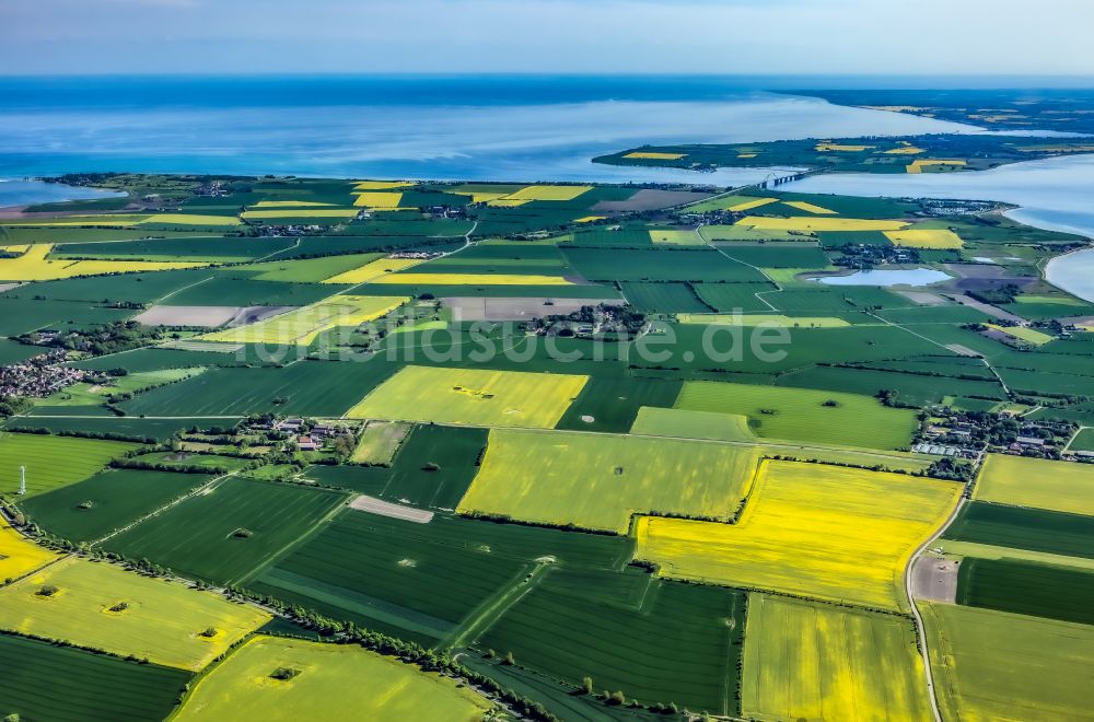 Fehmarn aus der Vogelperspektive: Landschaft vorwiegend landwirtschaftlich genutzte Felder und Dörfer auf der Insel Fehmarn im Bundesland Schleswig-Holstein, Deutschland