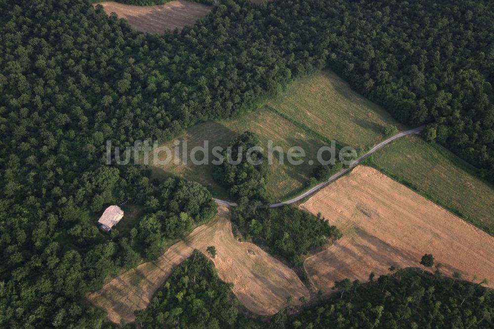 Torre Alfina aus der Vogelperspektive: Landschaft mit Waldflächen und bestellten Feldern bei Torre Alfina in Latium in Italien