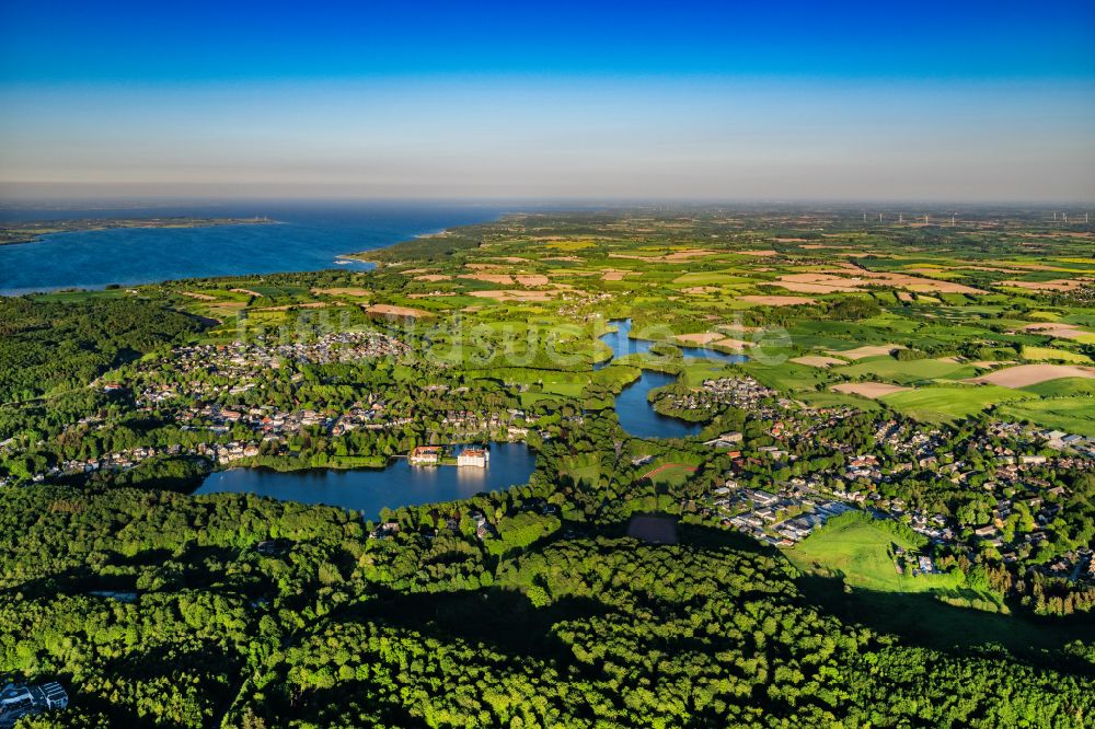 Luftaufnahme Glücksburg - Landschaft mit Wasserschloss und Wäldern in Glücksburg im Bundesland Schleswig-Holstein