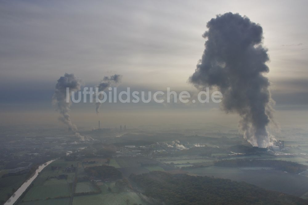 Bergkamen aus der Vogelperspektive: Landschaft mit Wolke bei Inversionswetterlage mit Inversionsschicht über dem Steinkohlekraftwerk Bergkamen in Nordrhein-Westfalen