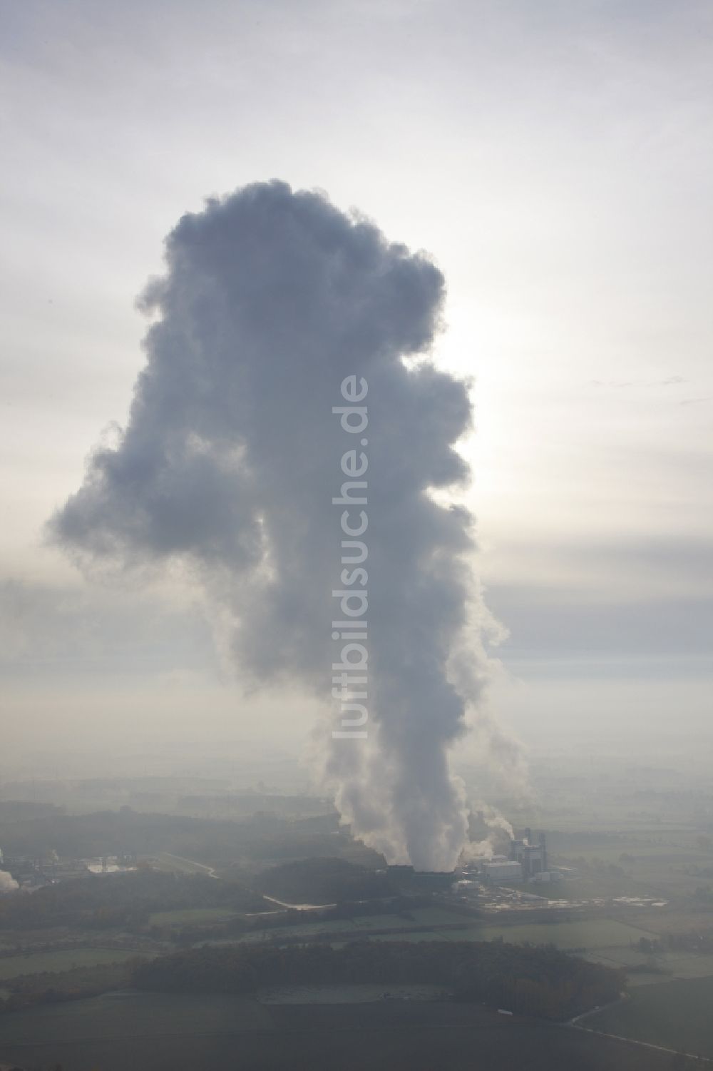 Luftbild Bergkamen - Landschaft mit Wolke bei Inversionswetterlage mit Inversionsschicht über dem Steinkohlekraftwerk Bergkamen in Nordrhein-Westfalen