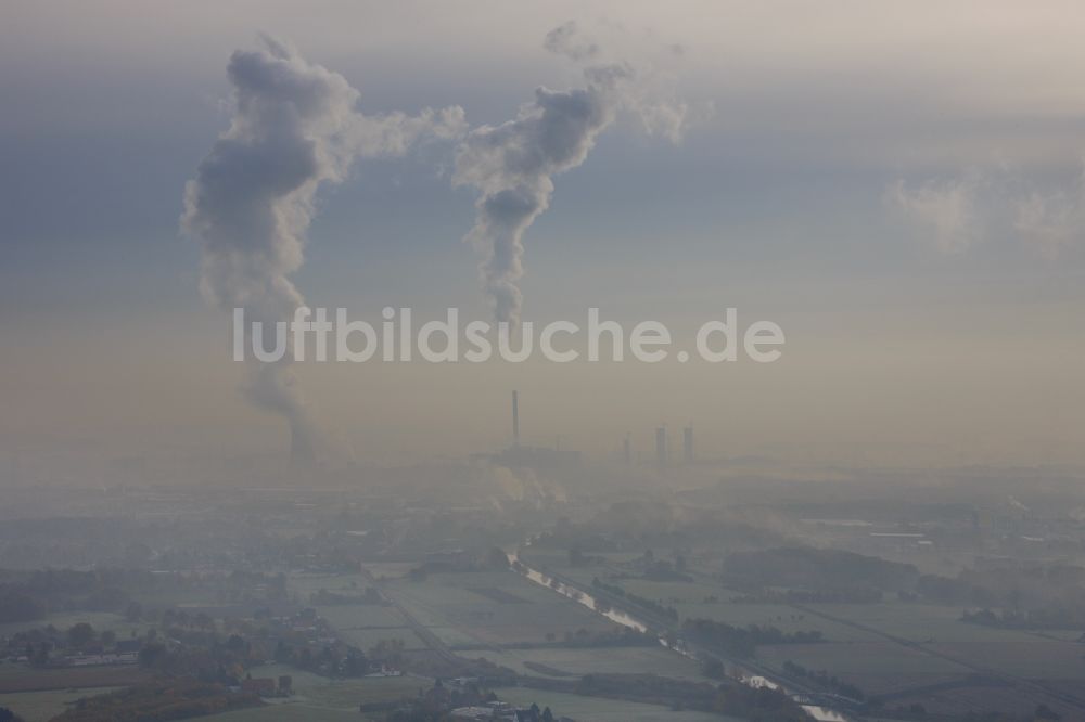 Bergkamen von oben - Landschaft mit Wolke bei Inversionswetterlage mit Inversionsschicht über dem Steinkohlekraftwerk Bergkamen in Nordrhein-Westfalen