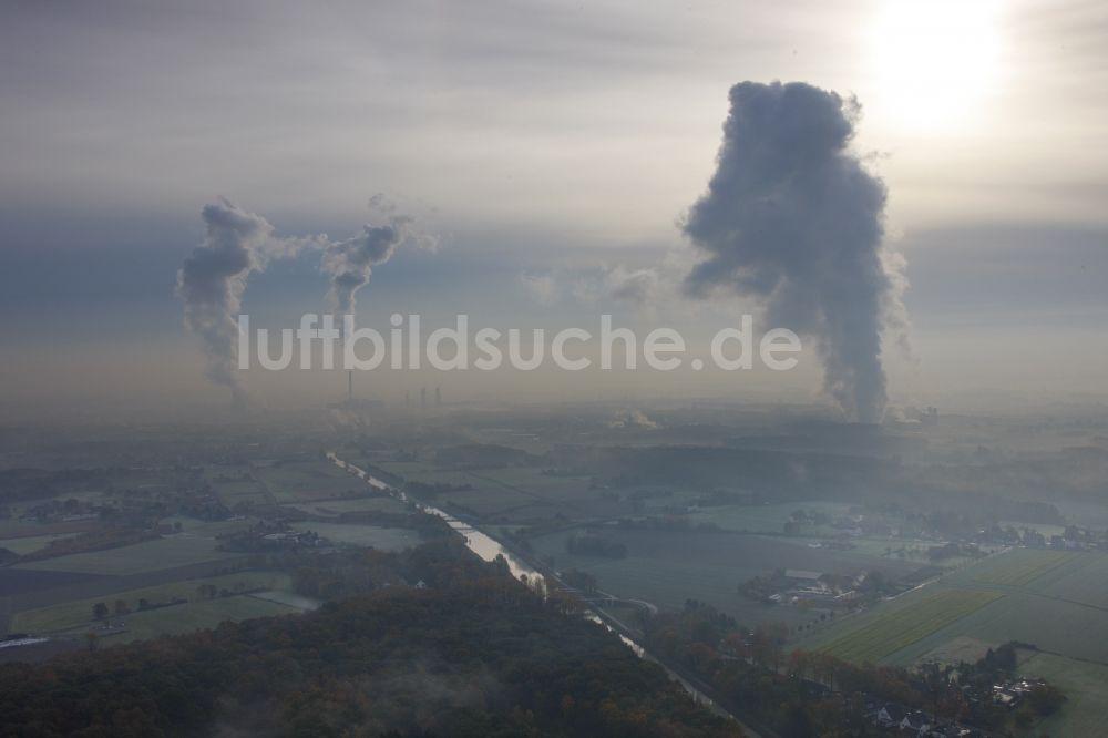 Bergkamen aus der Vogelperspektive: Landschaft mit Wolke bei Inversionswetterlage mit Inversionsschicht über dem Steinkohlekraftwerk Bergkamen in Nordrhein-Westfalen