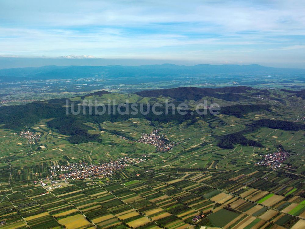 SCHELINGEN von oben - Landschaften des Kaiserstuhl s, einem hohes Mittelgebirge im Südwesten von Baden-Württemberg